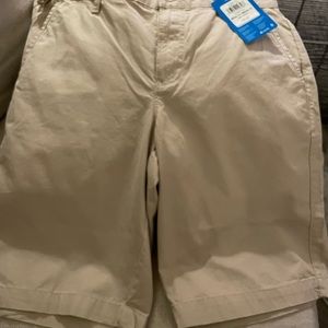 Mens Columbia shorts size 28.  New with tags.